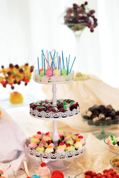結婚披露宴で展示されるお祝いのお菓子 — ストック写真