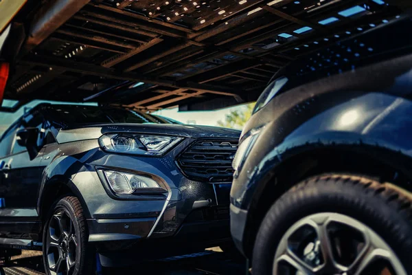 Araçlar yüklenir ve bayilik için teslim için hazır