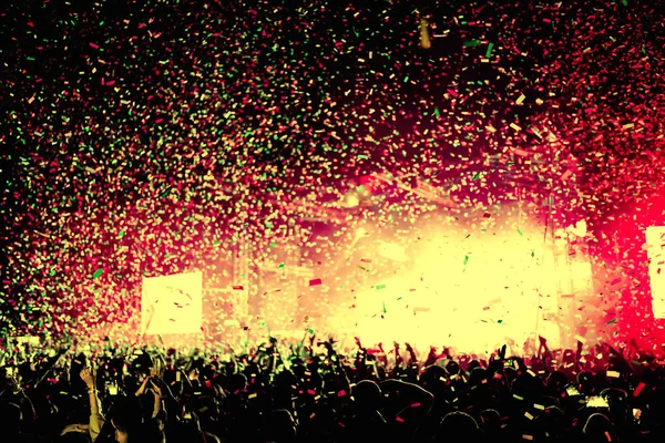 Толпа Перед Яркими Огнями Сцены Конфетти Музыкальном Фестивале Ночью — стоковое фото