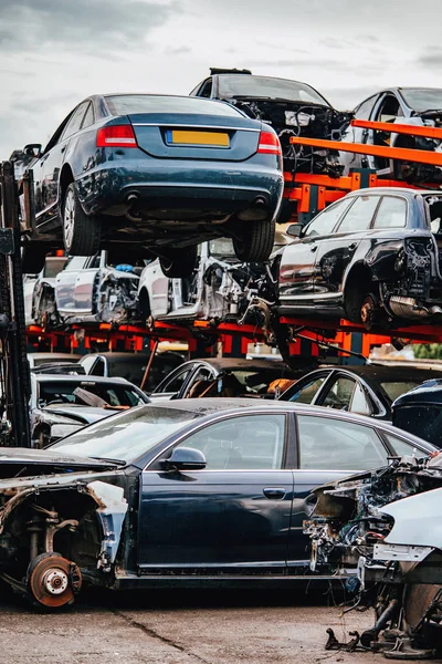 Coches Dañados Esperando Desguace Para Ser Reciclados Utilizados Para Piezas —  Fotos de Stock