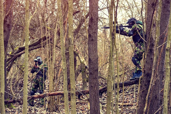 Jugador Una Máscara Protectora Juega Paintball Emboscada Posición —  Fotos de Stock