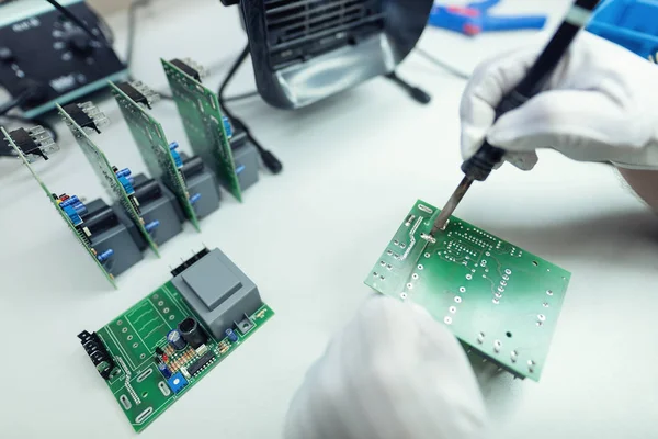 Manufacturing of electronic devices soldering surface mount parts