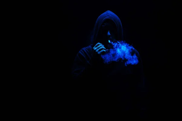 Człowiek Palenia Papierosa Ciemnym Tle Maski Gazowej Twarzy — Zdjęcie stockowe