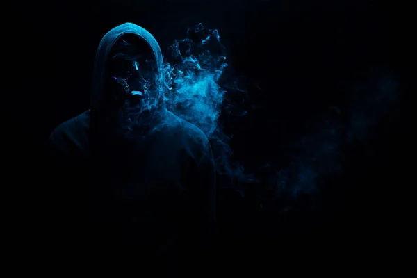 Gece karanlığında siyah kapüşonlu adam, loş ışıklı, tehlike kavramları, suç terörü