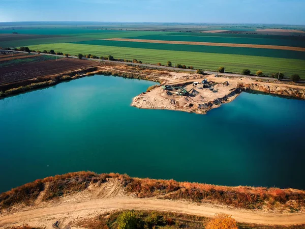 Gölde bir çıkarma tesisinin drone görünümü