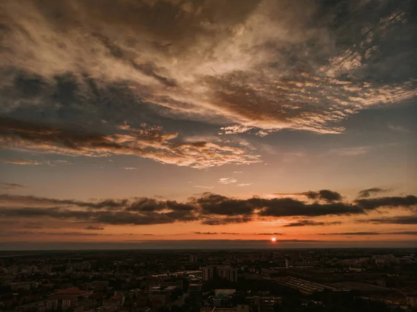 Міський Пейзаж Драматичним Небом Заході Сонця — стокове фото