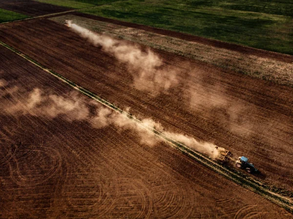 Traktör yetiştirme alanı, sabahın erken saatlerinde kaya ve toz tekme