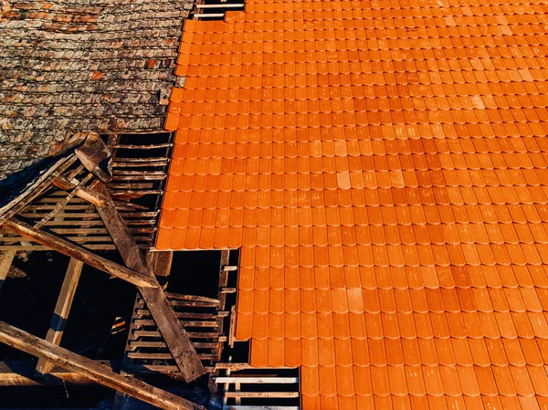 Eski çatının kaldırılmasından önce ve sonra, yeni shingle ile değiştirme