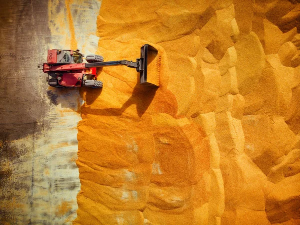 Kamyondan işlenmek için bir siloya toplanan tahıllar