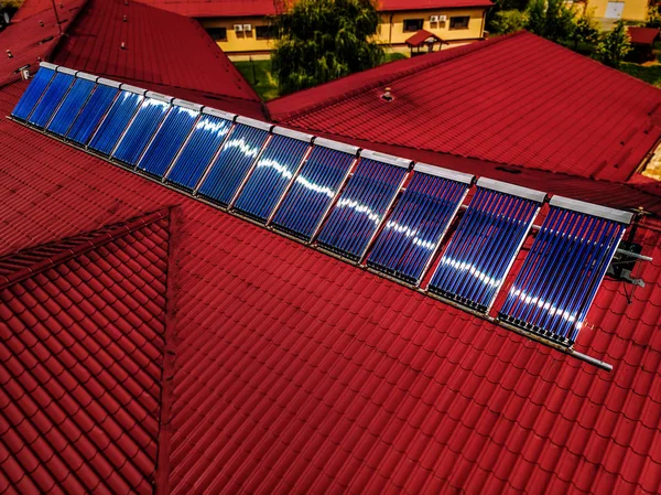 Azulejo Techo Rojo Residencial Con Panel Solar — Foto de Stock