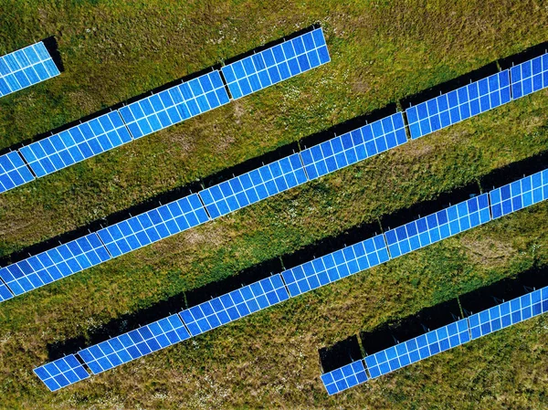 Güneşten yeşil çevre dostu enerji üreten güneş panelleri havadan fotoğraf