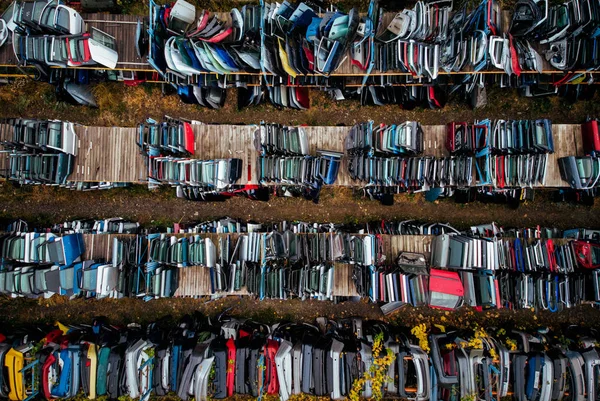 Skadade Bilar Som Väntar Skrapgård Som Ska Återvinnas Eller Användas — Stockfoto