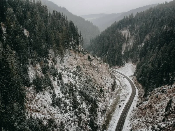 道路カーブ冬の森の航空写真 — ストック写真