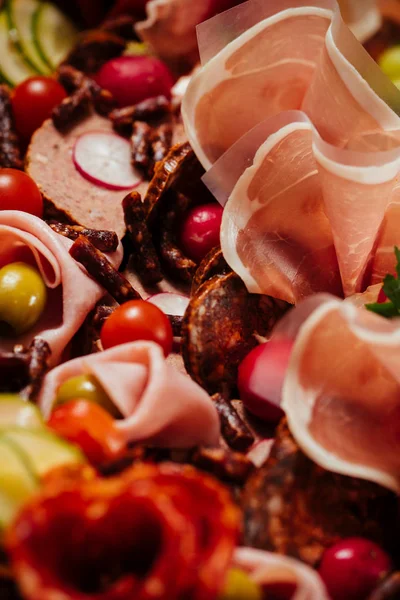 Bandeja Carne Con Una Selección Deliciosa Salami Jamón Salchichas Frescas — Foto de Stock