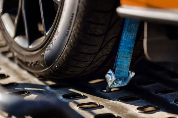 Araçlar yüklenir ve bayilik için teslim için hazır