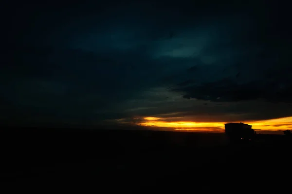 Caminhão Estrada Com Pôr Sol Fundo — Fotografia de Stock