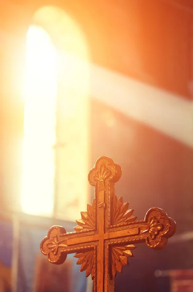 Kilisedeki pencerelerden geçen güneş ışınları