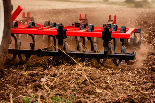 Trator Preparando Terra Para Semear Campo — Fotografia de Stock