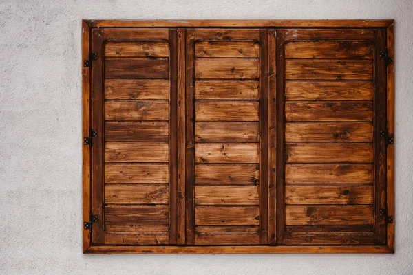 Eski ev ahşap pencere kapalı