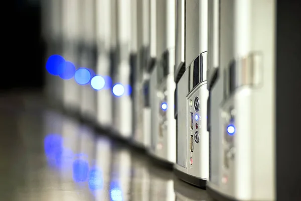 Veri merkezi arka planındaki ağ sunucuları