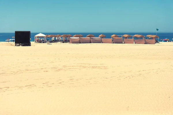 Stoelen Parasol Een Prachtig Tropisch Strand — Stockfoto