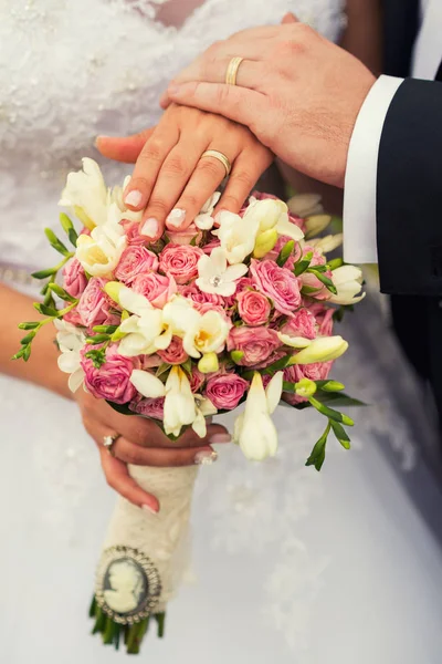 Mariée Marié Mains Avec Mariage Bouquete — Photo