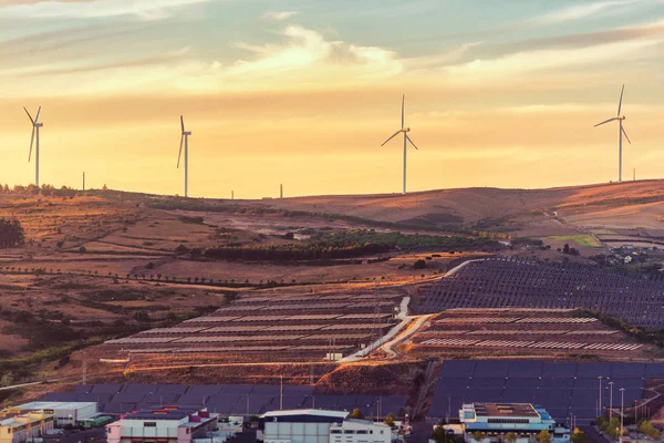 Turbinas Eólicas Paneles Solares Aparcan Atardecer — Foto de Stock