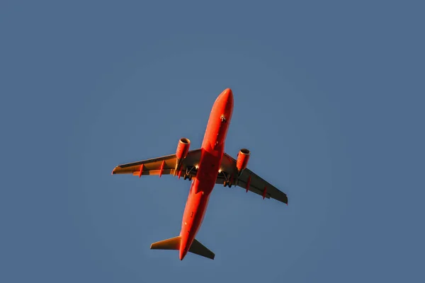 Avión Rojo Cielo Atardecer Con Luces Aterrizaje —  Fotos de Stock