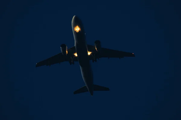 Niş Işıkları Ile Gün Batımında Gökyüzünde Uçak — Stok fotoğraf