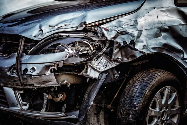 Beschadigde Auto Die Een Scrapyard Wachten Gerecycled Gebruikt Worden Voor Stockafbeelding