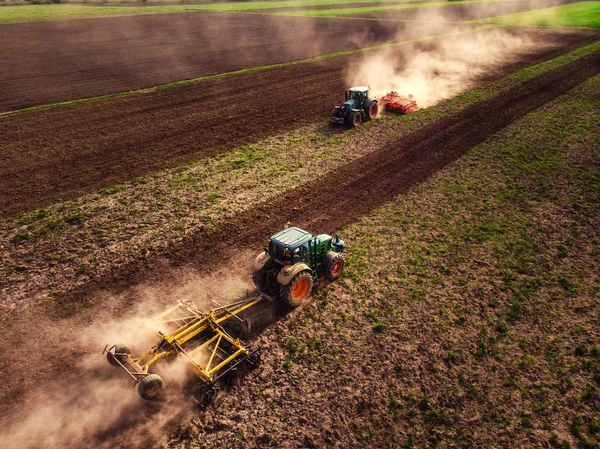 Traktor Odling Fält Sparka Upp Stenar Och Damm Tidigt Morgonen Stockbild