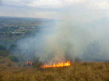 Kislovodsk, Rusya'nın Kislovodsk şehrindeki bir ring-mount'daki ormanda yangın