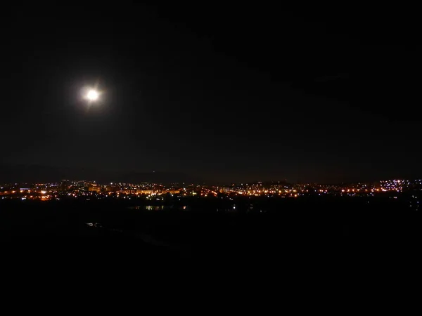 夜のキスロヴォドスクの街の眺め — ストック写真