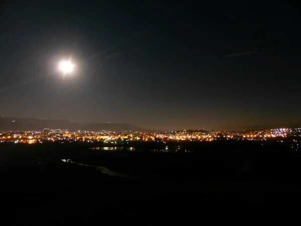 Geceleyin Kislovodsk Şehrinin Manzarası — Stok fotoğraf