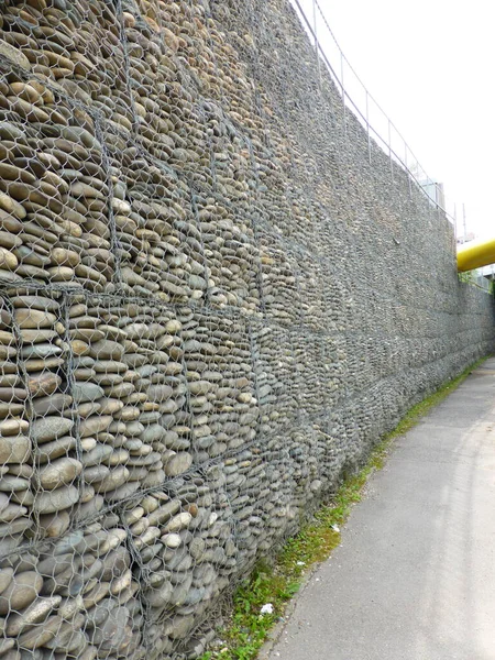 Τοίχος Από Πέτρες Κάτω Από Πλέγμα Gabion — Φωτογραφία Αρχείου
