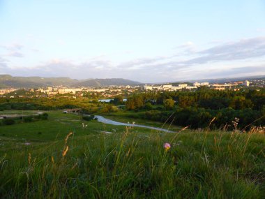 Çimen, vadi, ufuk. Kislovodsk şehrinin manzarası