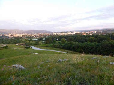 Çimen, vadi, ufuk. Kislovodsk şehrinin manzarası