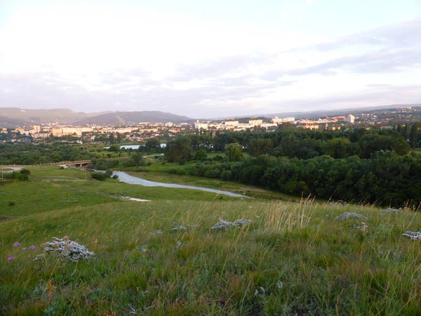 Erba Valle Orizzonte Vista Della Città Kislovodsk — Foto Stock