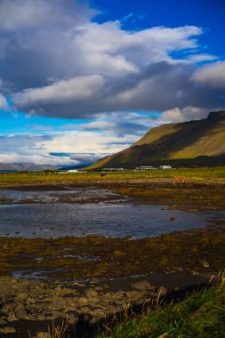 Dağ, Çayırlık ve Nehirle İzlanda Manzarası