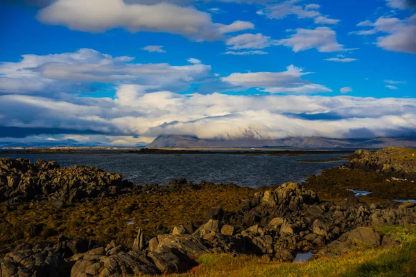 Rocky Shore ve Clouds ile İzlanda 'nın dramatik kıyı şeridi