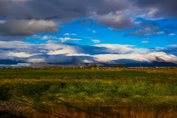 İzlanda 'da Yeşil Alan Üzerinde Dramatik Bulutlar