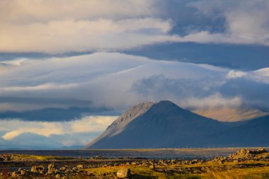 Sunset 'te dramatik bulutları olan Görkemli İzlanda Dağı