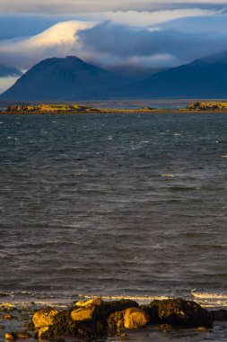 Dağları ve Kara Bulutları olan dramatik İzlanda Sahil Çizgisi