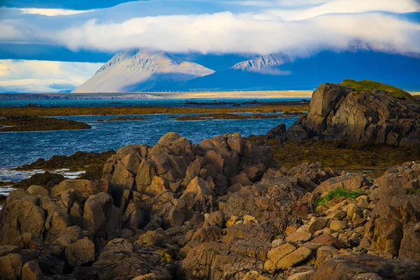 İzlanda 'da Okyanus ve Dağlı Rocky Sahil Çizgisi