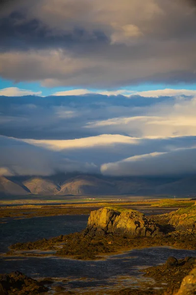 Kayalık kıyıları ve dağları olan dramatik İzlanda kıyıları
