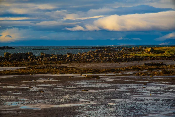 Rocky Shore ve Dramatik Bulutlarla İzlanda Kıyı Şeridi