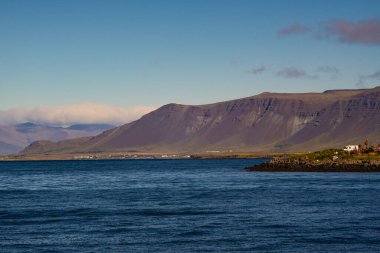 İzlanda 'daki Dağlar ve Atlantik Okyanusu Kıyısı