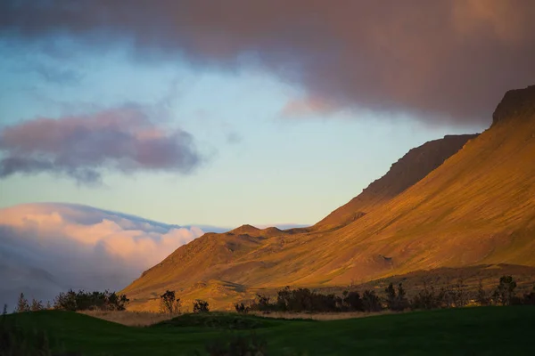İzlanda dağ manzarasında altın saat ışığı