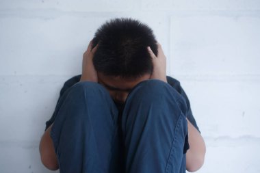 Çocuk şiddetini suistimal etmeyi bırak. Çocuk köleliği, şiddet, korku dolu bir çocuk, İnsan Hakları Günü konsepti..