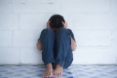 Çocuk şiddetini suistimal etmeyi bırak. Çocuk köleliği, şiddet, korku dolu bir çocuk, İnsan Hakları Günü konsepti..